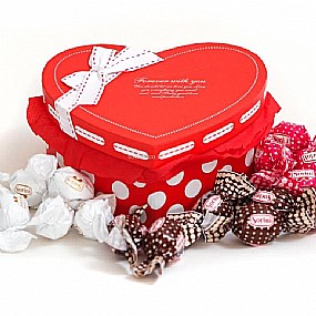 מארז שוקולדים לב אדום מארז שוקולדים לב אדום